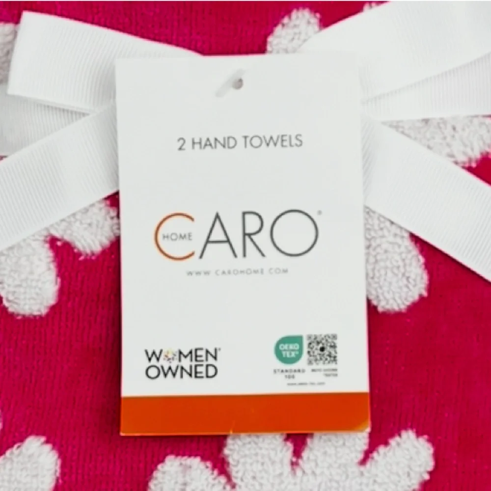 Caro - ‘ Hot Pink Daisy’ Hand Towels (2). NWT.